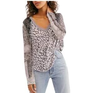 We the Free Friday Night LS V-Neck Tee Contrast Sleeves Animal Print Layer, XS